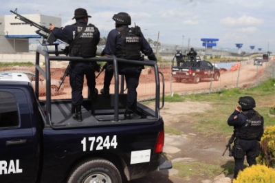 Policías custodian el penal del Altiplano tras la fuga de Guzmán.