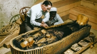 El arqueólogo Howard Carter y un trabajador examinan el sarcófago con interior de oro macizo de Tutankamon, en 1922