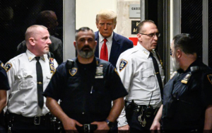 Donald Trump luego de salir de la lectura de cargos.