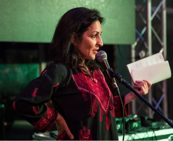 Susan Abulhawa, activista antiisraelí, ha calificado a los judíos de "cucarachas" y "vampiros". Organiza talleres de escritura en Palestina.