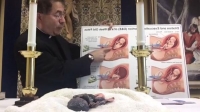 Frank Pavone realizó dos transmisiones en vivo por Facebook. En ambas mostró el feto sobre el altar