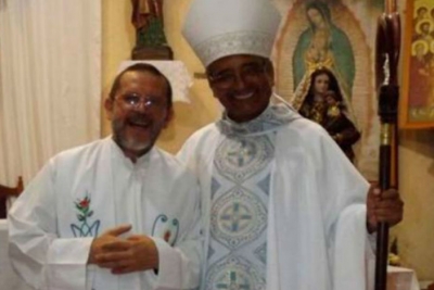 José Luis Sánchez Ruiz con el obispo de San Andrés Tuxtla, Fidencio López Plaza.