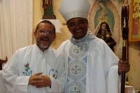 José Luis Sánchez Ruiz con el obispo de San Andrés Tuxtla, Fidencio López Plaza.