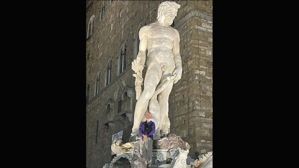 Sube a la fuente de Neptuno en Florencia por una foto y provoca daños por miles de dólares