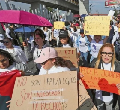 Los trabajadores del Poder Judicial en Toluca, Estado de México, también salieron a las calles para expresar su inconformidad por la extinción de 13 fideicomisos que afectan sus derechos laborales.