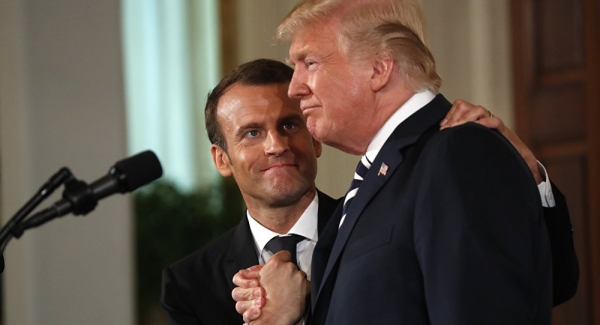 &quot;Tenemos una relación especial&quot;: Trump le quita la caspa del hombro a Macron (vídeo)