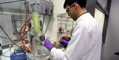 Técnicos de laboratorio trabajan en la empresa PharmaMar