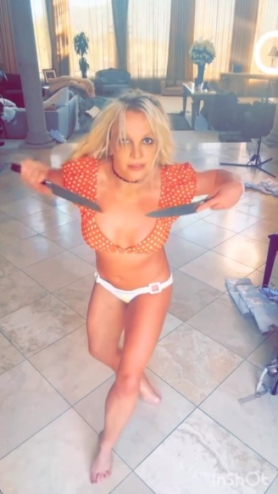 Britney Spears vuelve a mostrarse haciendo un baile con cuchillos
