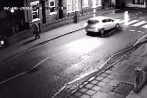 Una mujer atropella a un peatón de la tercera edad y se da a la fuga sin saber que la víctima es su suegro (VIDEO)