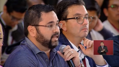 Paul Velázquez (al micrófono) en conferencia de prensa en Palacio Nacional, México, 2 de abril de 2019.