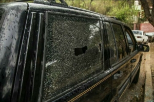 Vehículo dañado tras el ataque armado en Badiraguato