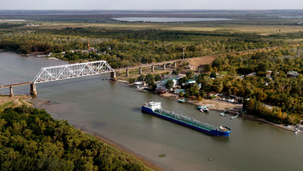 Un buque portacontenedores en el río Don, el 20 de agosto de 2017.