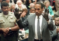 O.J. Simpson, con los guantes manchados de sangre encontrados por la policía de Los Ángeles e introducidos como prueba en el juicio por asesinato de su exmujer, muestra sus manos al jurado a petición del fiscal Christopher Darden en esta imagen de archivo del 15 de junio de 1995