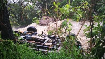 Corriente de canal pluvial arrastró un vehículo en Zapopan