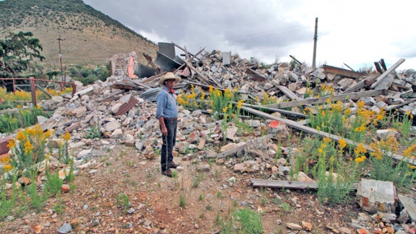 Roberto de la Rosa muestra los escombrosen Salaverna, Mazapil, Zacatecas, México, en junio de 2018.