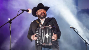 No es la primera vez que Intocable se mete en un escándalo por culpa de su cantante.