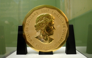 La moneda de oro "Big Maple Leaf" en exhibición en el Museo de Bode de Berlín