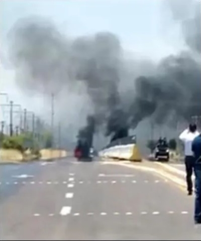 Incendian vehículos y bloquean carretera en Zacatecas