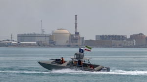 Un agente del Cuerpo de la Guardia Revolucionaria Islámica (IRGC) navega por el golfo Pérsico, cerca de la central nuclear de Bushehr, el 29 de abril de 2024.