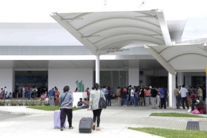 Maestros de la CNTE han bloqueado este miércoles los accesos del Aeropuerto Internacional de Oaxaca.