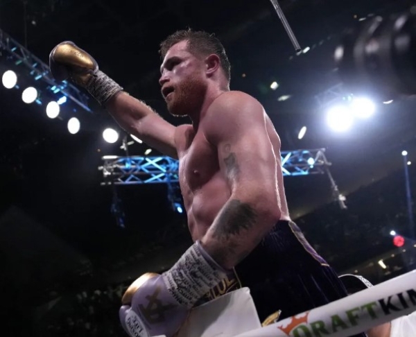 Canelo Álvarez salió de PBC después de una sola pelea de tres pactadas.