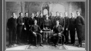 Los hijos de las familias más poderosas se daban de codazos por ser 'tocados' por Skull and Bones