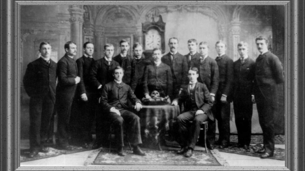 Los hijos de las familias más poderosas se daban de codazos por ser &#039;tocados&#039; por Skull and Bones