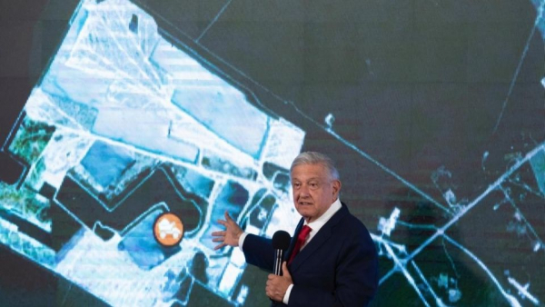 El presidente Andrés Manuel López Obrador muestra la zona que sobrevoló el viernes, cuando vieron que la planta de Calica continuaba en operaciones