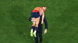 El presidente de la Real Federación Española de Fútbol, Luis Rubiales, lleva en hombros a la española Athenea del Castillo tras la victoria de España en la final de la Copa Mundial Femenina de la FIFA en Sídney (Australia), el 20 de agosto de 2023.