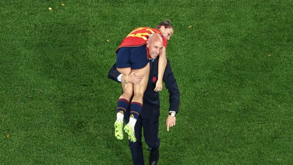 El presidente de la Real Federación Española de Fútbol, Luis Rubiales, lleva en hombros a la española Athenea del Castillo tras la victoria de España en la final de la Copa Mundial Femenina de la FIFA en Sídney (Australia), el 20 de agosto de 2023.