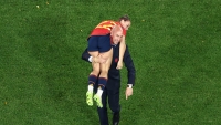 El presidente de la Real Federación Española de Fútbol, Luis Rubiales, lleva en hombros a la española Athenea del Castillo tras la victoria de España en la final de la Copa Mundial Femenina de la FIFA en Sídney (Australia), el 20 de agosto de 2023.