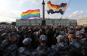 Los agentes del orden bloquean a los participantes de la manifestación de la comunidad LGBT "X St.Petersburg Pride" en el centro de San Petersburgo, Rusia, el 3 de agosto de 2019.