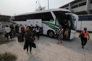 Luego de arribar al aeropuerto Heriberto Jara Corona, en el puerto de Veracruz, 108 médicos cubanos que cooperarán con las autoridades de la entidad en la atención a pacientes de Covid-19 fueron llevados a la villa olímpica del complejo deportivo Leyes de Reforma