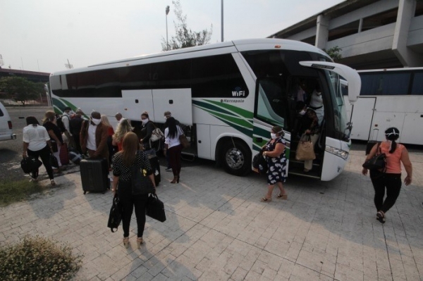 Luego de arribar al aeropuerto Heriberto Jara Corona, en el puerto de Veracruz, 108 médicos cubanos que cooperarán con las autoridades de la entidad en la atención a pacientes de Covid-19 fueron llevados a la villa olímpica del complejo deportivo Leyes de Reforma