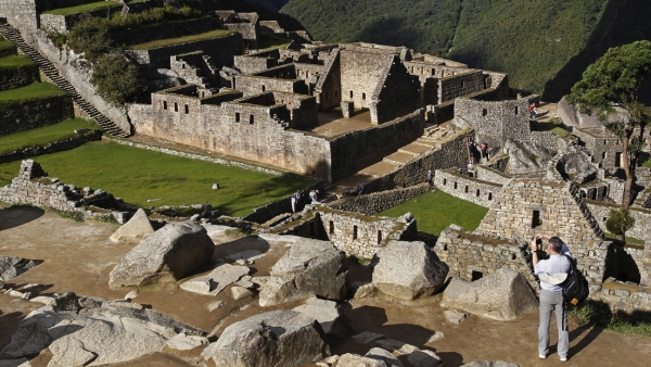 Un turista visita las ruinas de Machu Picchu en Cusco, Perú, el 2 de diciembre de 2014.