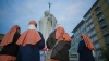 Monjas rezan por la salud del papa Francisco frente al Policlínico Gemelli, en Roma, Italia, el 8 de marzo de 2025.