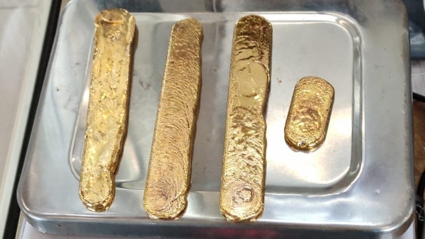 Los funcionarios de aduanas de India encontraron casi 1 kg de oro en un pasajero que aterrizó en Kannur procedente de Dubai.
