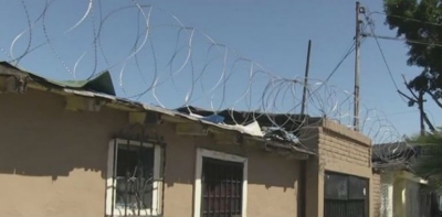 Roban el alambre de púas que EE.UU. colocó en la frontera con México y lo venden en Tijuana