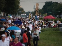 Unas 800 personas participaron en la marcha cantando y rezando