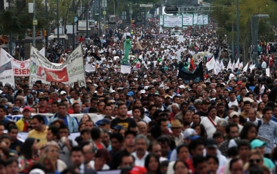 Marchan varios miles a cuatro meses de masacre de estudiantes en México