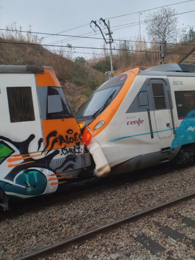 Dos trenes chocan en Barcelona dejando más de 150 heridos