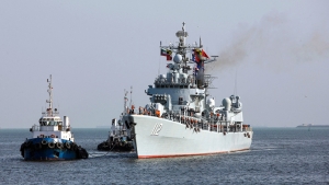 El destructor chino Harbin, que llegó al puerto de Shuwaikh en Kuwait, el 1 de febrero de 2017.