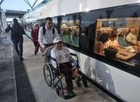 Decenas de personas esperan abordar el Tren Maya en la estación Cancún. Es el primer viaje del tranvía para el público en general, en Cancún, el 16 de diciembre de 2023.