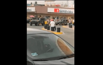 Este jueves aparecieron nuevos videos donde la gente formada vitorea a los criminales y abuchea a las autoridades.