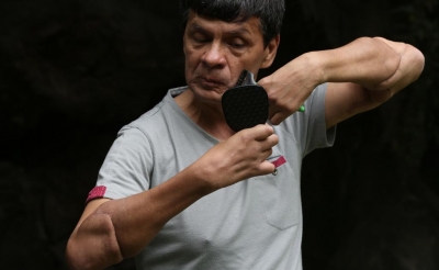 Tras trasplante de brazos "ahora disfruto ser portero"