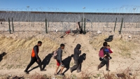Migrantes cruzando la frontera entre México y EE.UU.