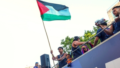 El jugador del FC Barcelona, Lamine Yamal, sostiene una bandera de Palestina durante la celebración de su equipo del título de LaLiga el 11 de mayo de 2026
