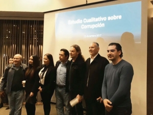 Estudio de Corrupción. Jorge Alatorre (integrante del Comité de Participación Ciudadana del Sistema Anticorrupción), Fernando Olvera (de Maná) y Juan Arturo Covarrubias (presidente de Jalisco Cómo Vamos), entre otros, estuvieron anoche en la presentación del diagnóstico.