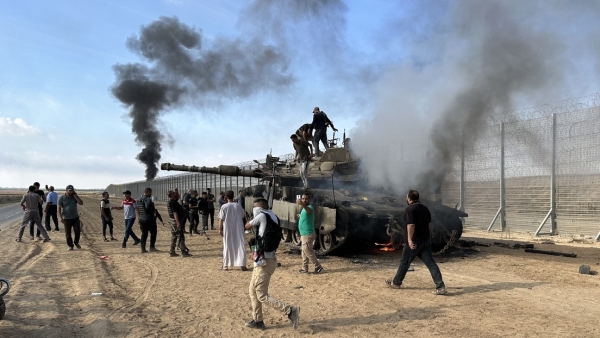 Reportan que militantes palestinos se han apoderado de una instalación militar israelí
