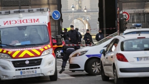 Un soldado dispara a un hombre armado que gritó “Alá es grande” en el Louvre